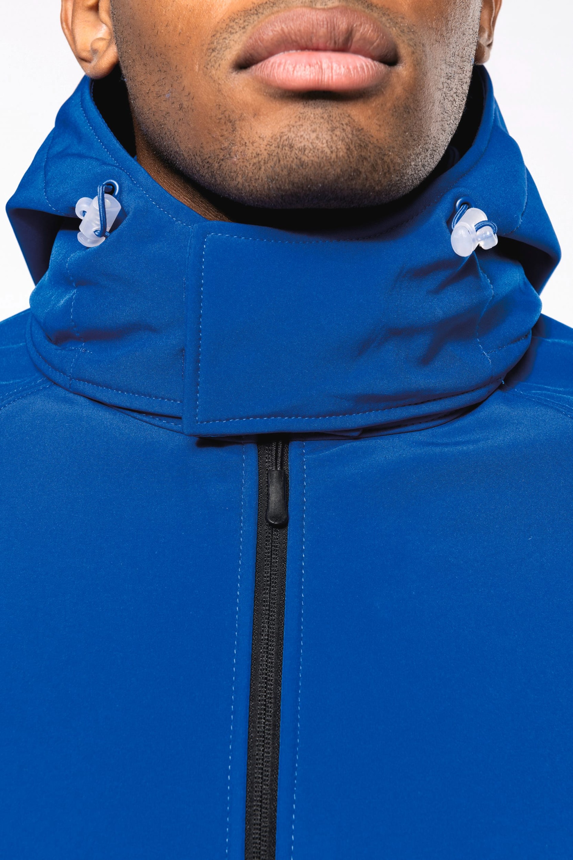 Blusão softshell com capuz amovível - K413