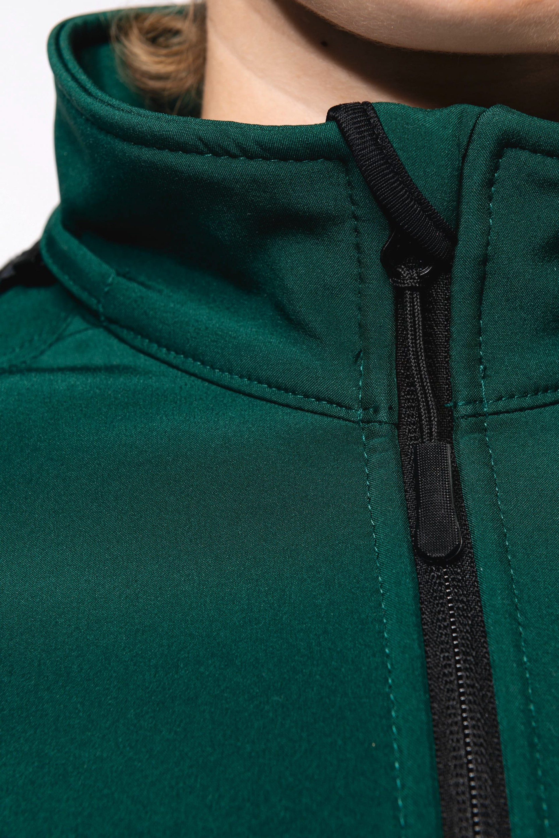 Blusão softshell com capuz amovível - K414