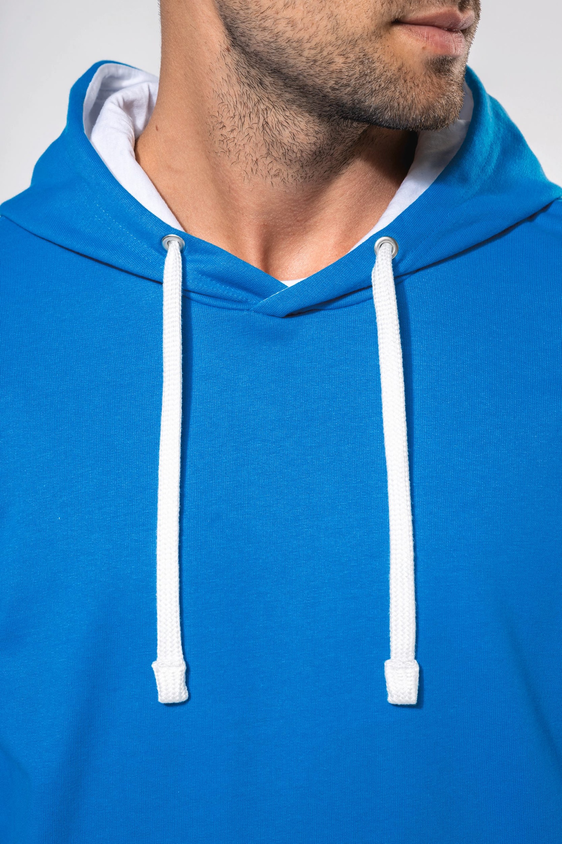 Sweatshirt com capuz em contraste - K446