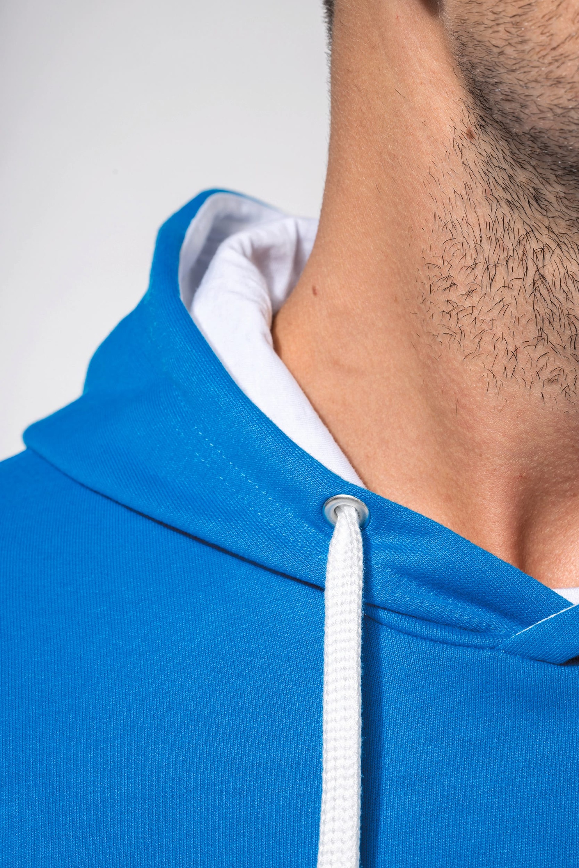 Sweatshirt com capuz em contraste - K446