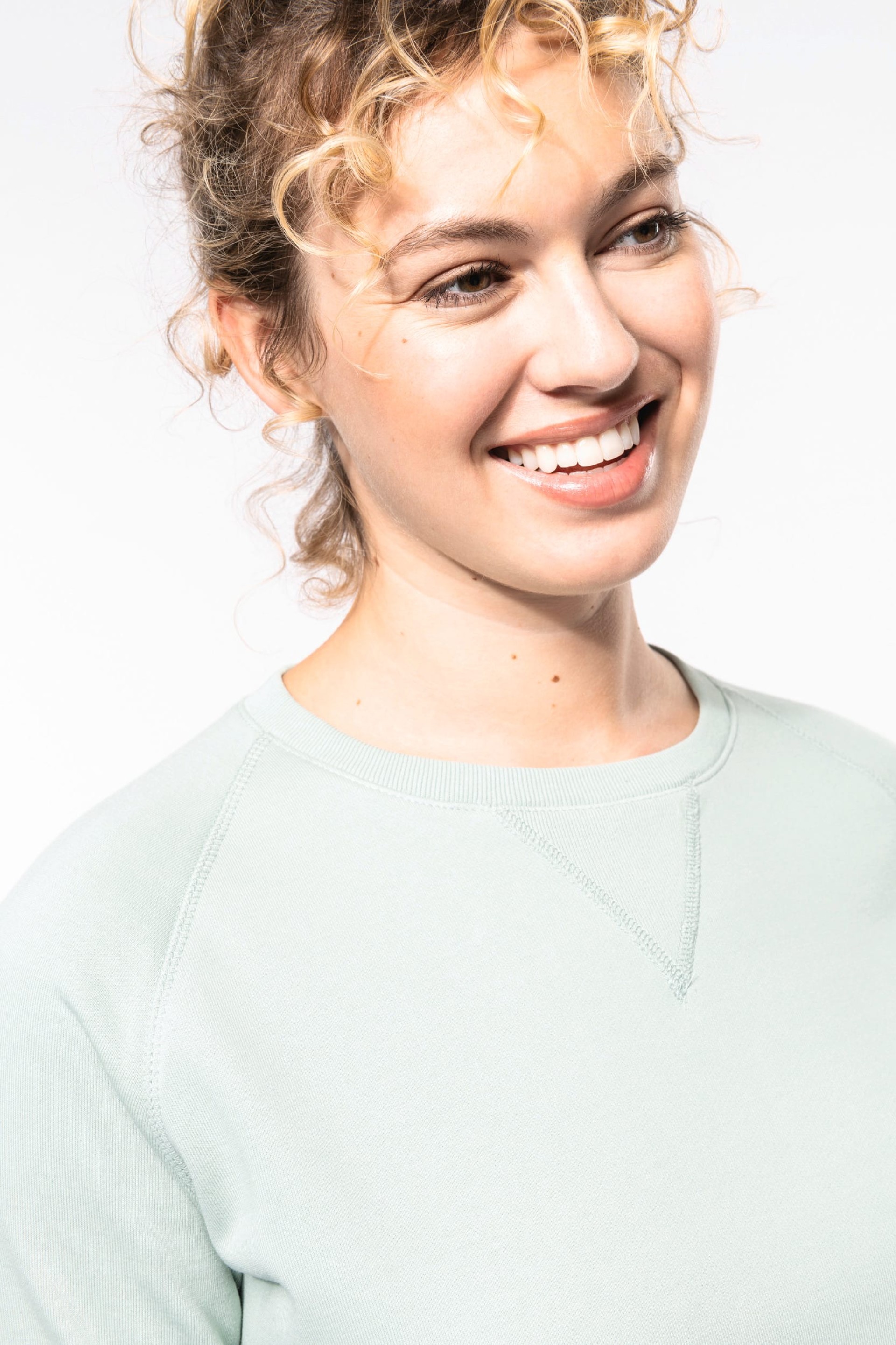 Sweatshirt BIO com decote redondo e mangas raglan - K481C