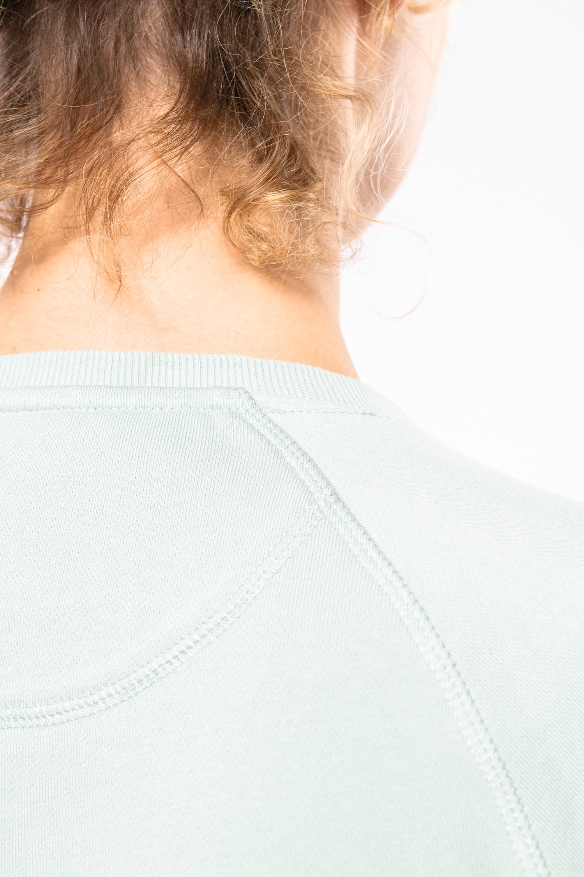 Sweatshirt BIO com decote redondo e mangas raglan - K481C