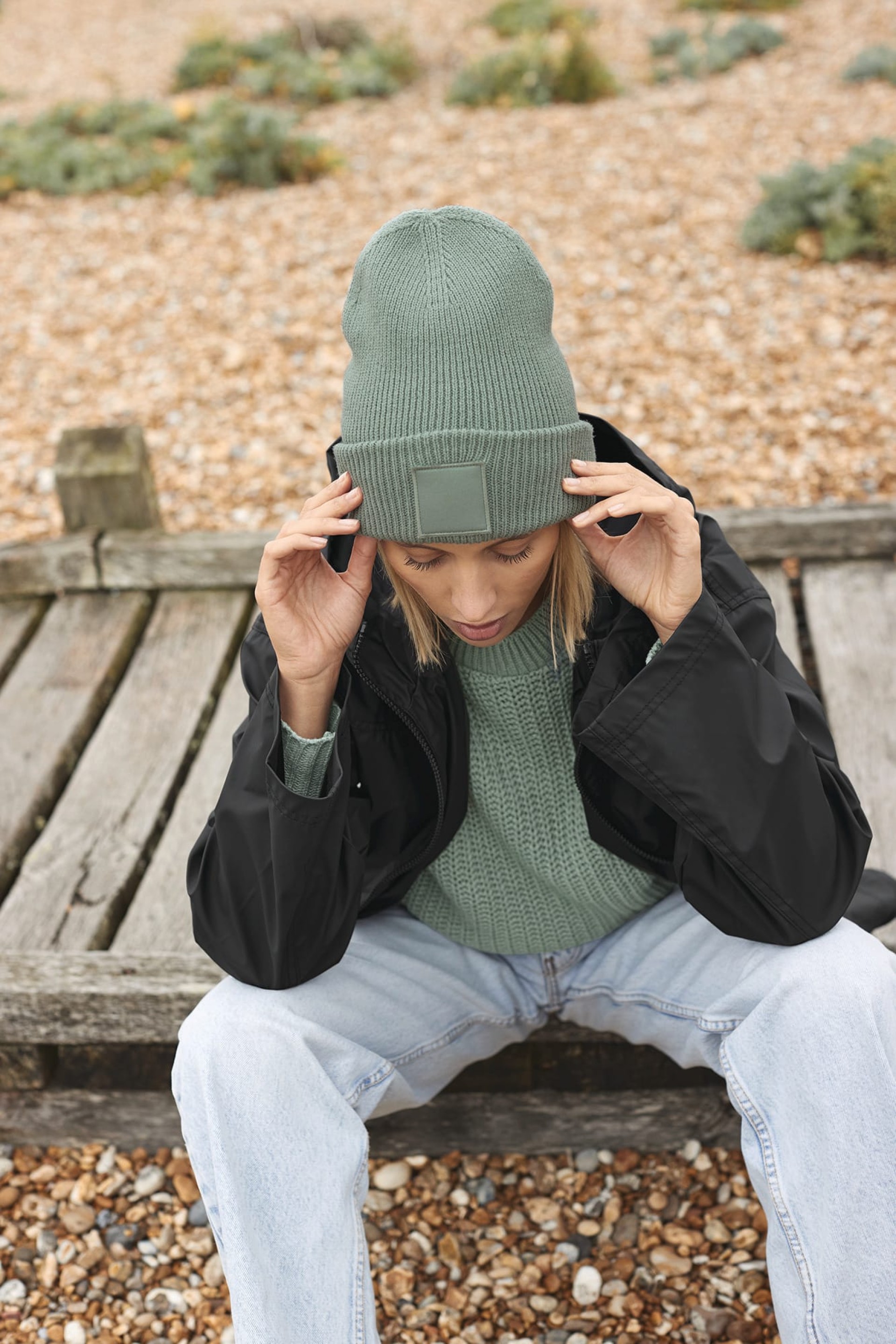 Gorro com dobra larga e patch tom sobre tom