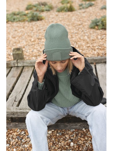 Gorro com dobra larga e patch tom sobre tom