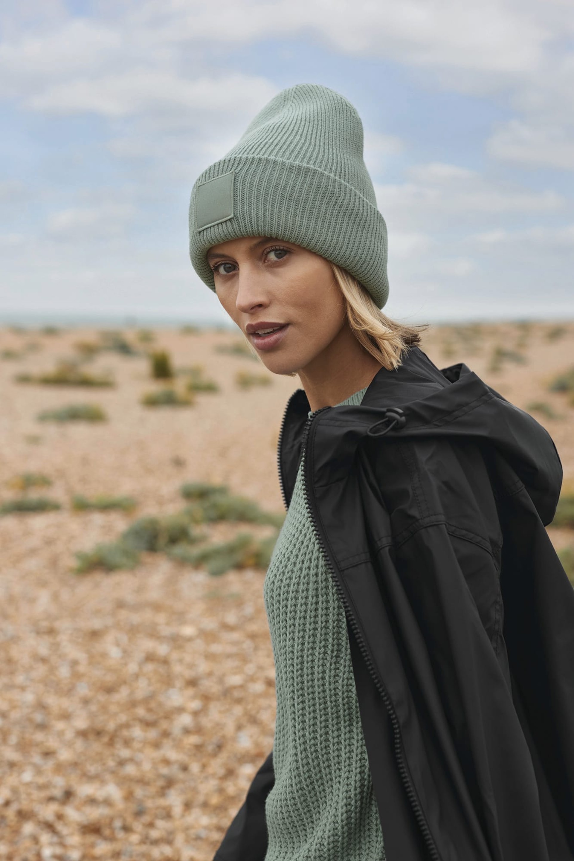 Gorro com dobra larga e patch tom sobre tom