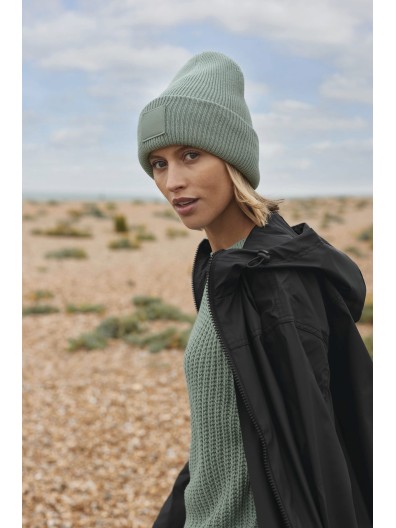 Gorro com dobra larga e patch tom sobre tom