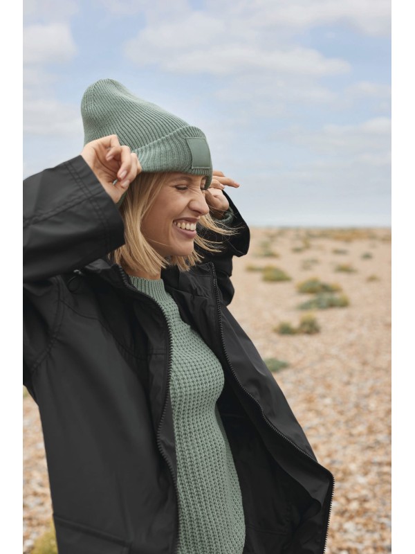 Gorro com dobra larga e patch tom sobre tom