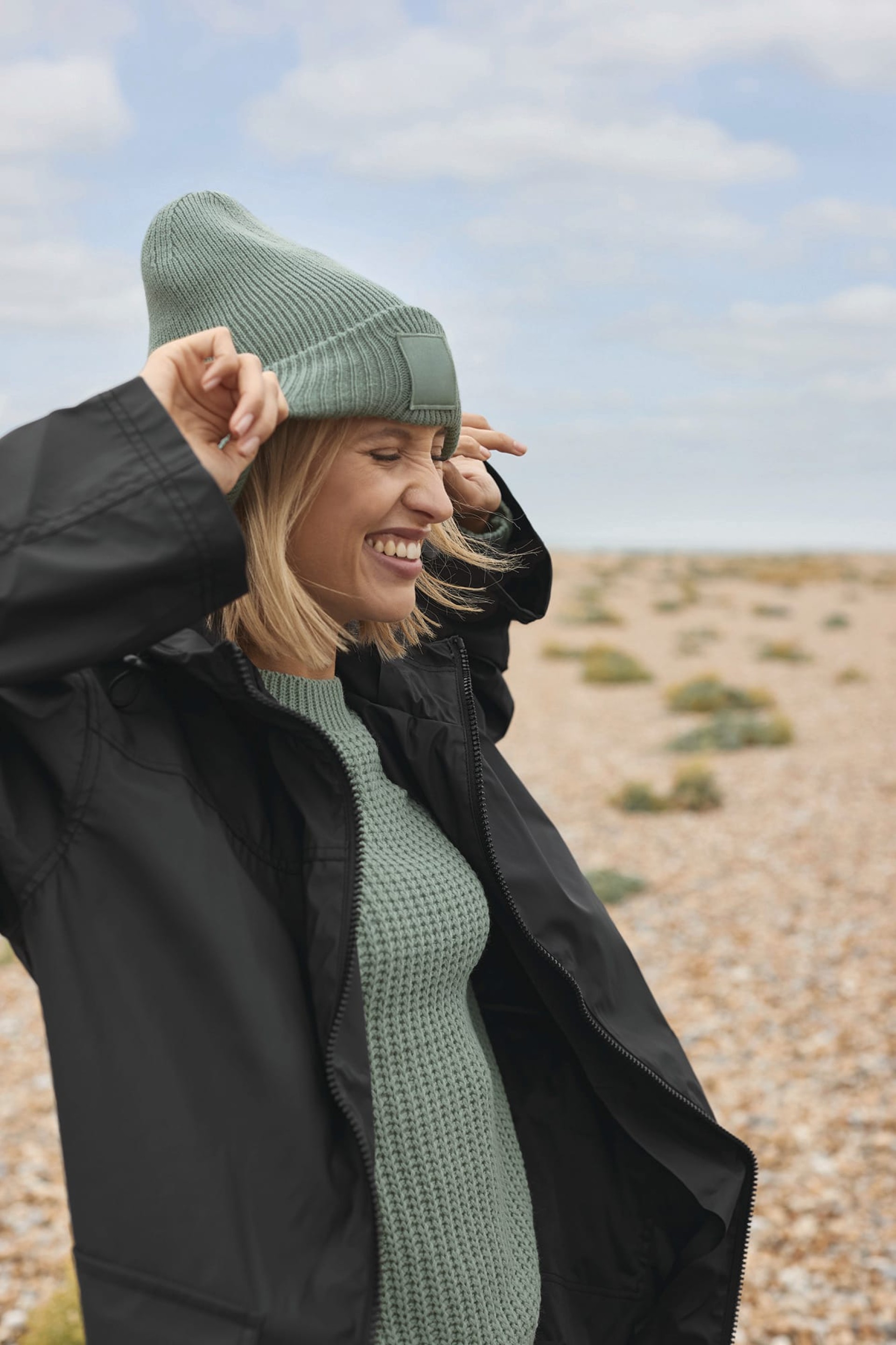 Gorro com dobra larga e patch tom sobre tom